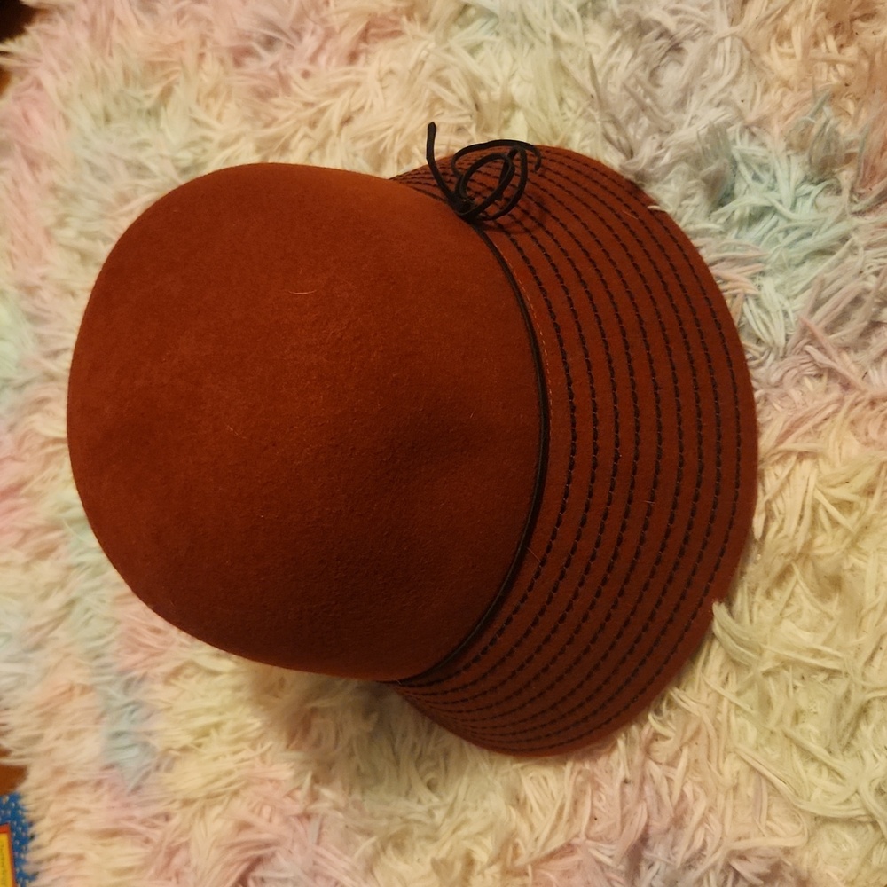 Vintage burnt red and black feminine hat OS